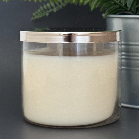 BBW Vanilla Snowflake Bath & Body Works 3 Wick Candle - Picture 2 of 10